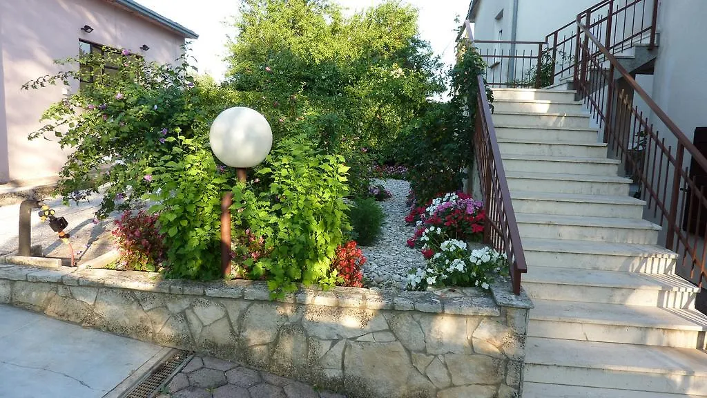 Apartment Rose Pula 0*,